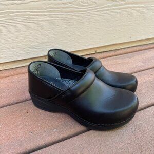 Dansko XP 2.0 Clogs (Size 6)